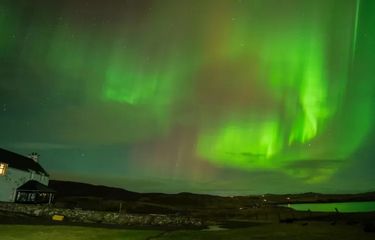 Langit Inggris dihiasi aurora dari arah selatan.