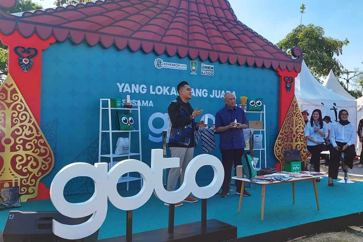 Menteri Koperasi dan Usaha Kecil dan Menengah (Menkop UKM) Teten Masduki turut terjun langsung dalam acara live shopping Tokopedia Play pada gelaran UMKM nASIONAL eXPO 2023.