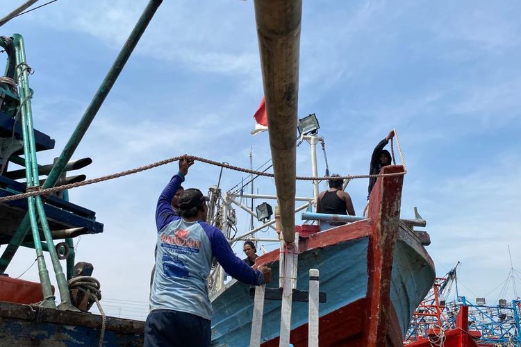 Pulau G bisa didatangi dengan menyewa kapal nelayan tradisional yang bersedia mengantarkan ke kawasan tersebut. Namun, keluar dari Pelabuhan Muara Angke memerlukan usaha yang ekstra karena para nelayan perlu mendorong kapal ukuran besar secara manual untuk bisa keluar menuju pulau.  