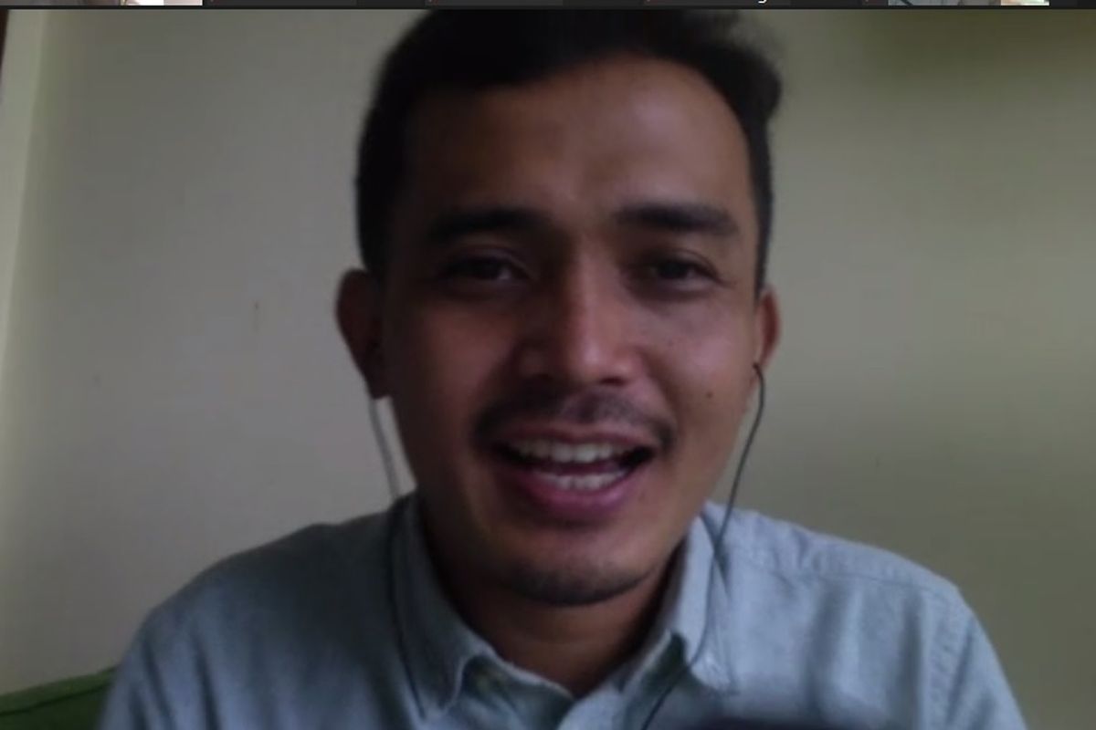 Sutradara Yosep Anggi Noen tengah menjelaskan proses kreatif di balik pembuatan film terbarunya, The Science of Fictions.