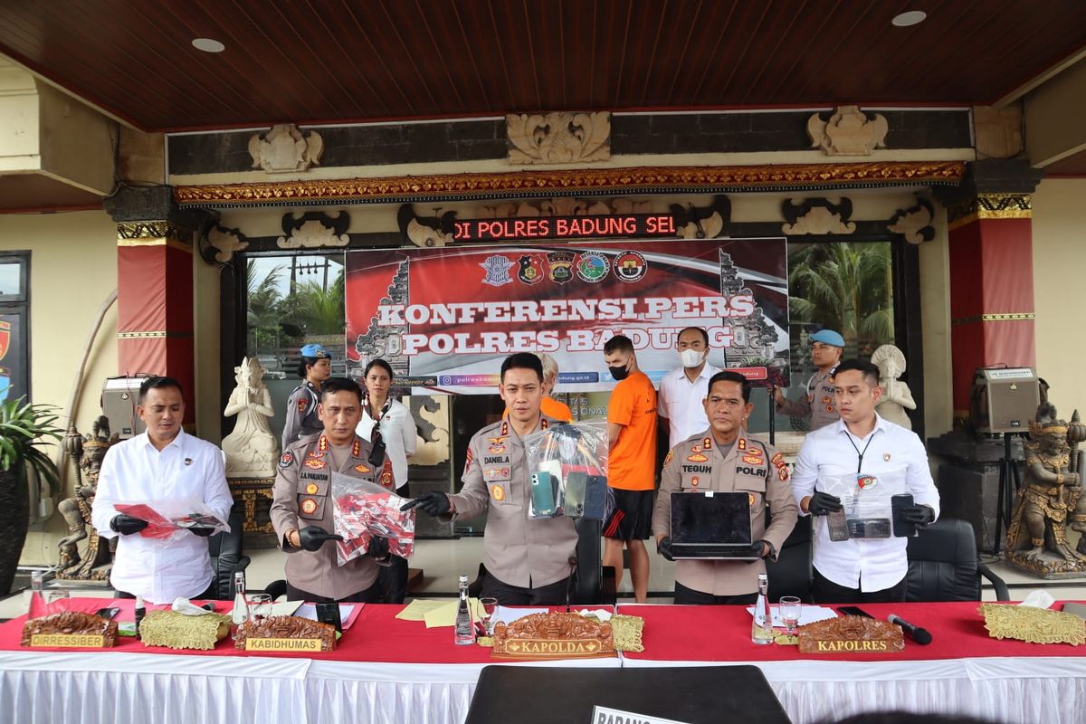 Kapolda Bali Irjen Pol Daniel Adityajaya  saat memimpin rilis pengungkapan kasus prostitusi jaringan internasional di Polres Badung, pada Senin (13/1/2025). /Dok. Humas Polda Bali