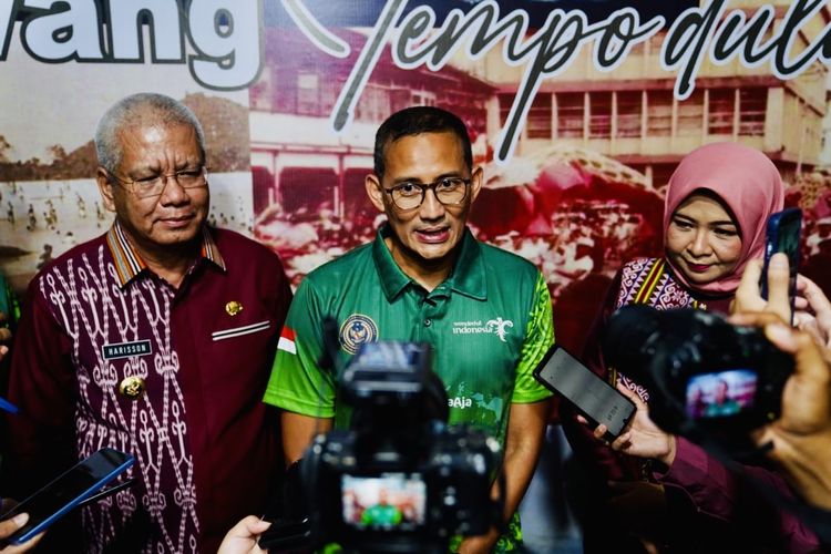Menteri Pariwisata dan Ekonomi Kreatif Indonesia Sandiaga Salahuddin Uno saat menghadiri acara pembukaan festival Cap Go Meh di Kota Singkawang, Kalimantan Barat (Kalbar), Sabtu (24/2/2024).