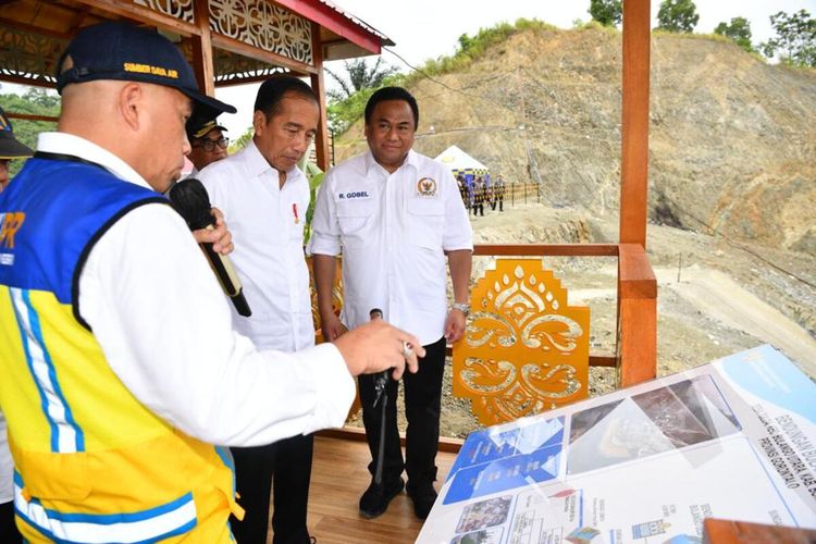 Presiden Jokowi meninjau pembangunan Bendungan Bulango Ulu di Kabupaten Bone Bolango, Senin (22/4/2024).