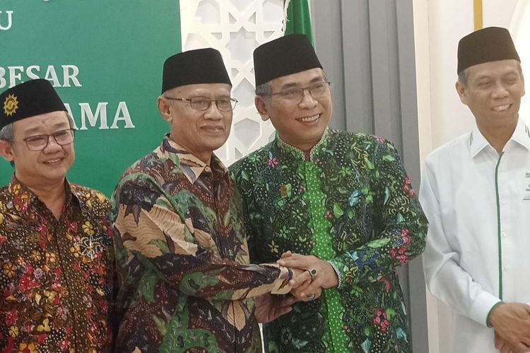 Ketua Umum PP Muhammadiyah Haedar Nashir (kiri) bersalaman dengan Ketua Umum PBNU Yahya Cholil Staquf dalam pertemuan silaturahmi di Kantor PBNU, Kramat Raya Jakarta Pusat, Kamis (2055/2023).