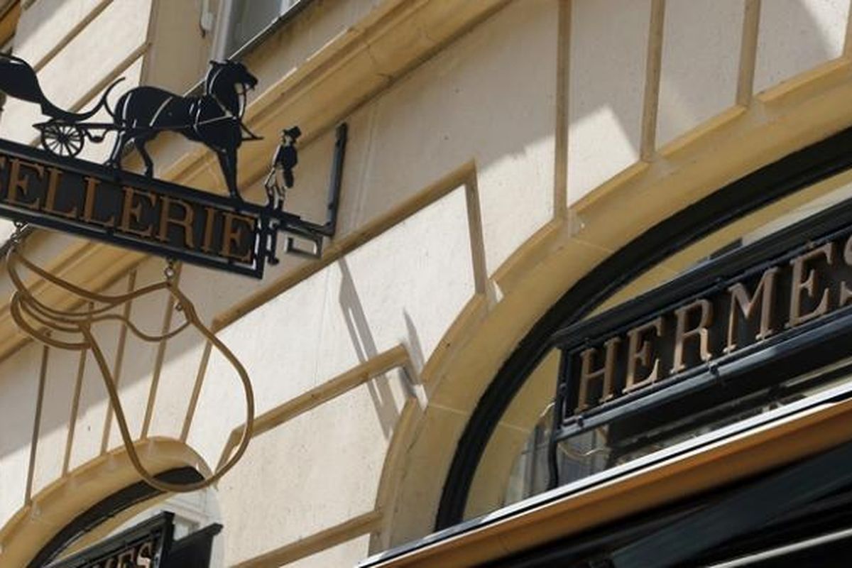 Bagian depan toko Hermes di Paris, Perancis.