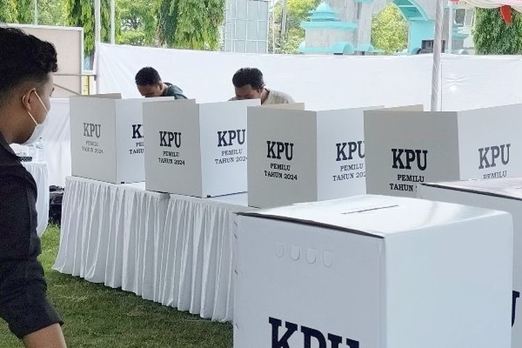 Komisi Pemilihan Umum (KPU) Brebes, Jawa Tengah menggelar simulasi pemungutan dan perhitungan suara Pemilu 2024 di Tempat Pemungutan Suara (TPS) Islamic Center, Brebes, Selasa (26/12/2023).