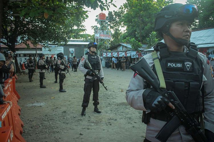 Ratusan personel kepolisian bersenjata lengkap berjaga di kawasan Dermaga Wijayapura, Cilacap, Jawa Tengah, Kamis (10/5/2018). Sedikitnya 145 narapidana tindak pidana terorisme yang terlibat kerusuhan di Rutan cabang Salemba, Mako Brimob Kelapa Dua, Depok, Jawa Barat, telah dipindahkan ke tiga Lembaga Pemasyarakatan (Lapas) di Pulau Nusakambangan.