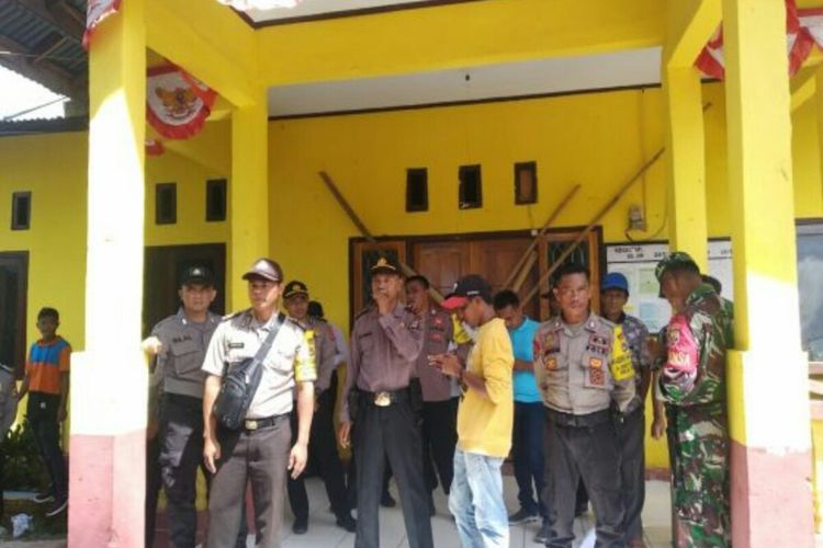 Beberapa anggota kepolisian saat mengamankan aksi penyegelan kantor desa oleh sekelompok warga di Bima, Senin (03/02/2020)