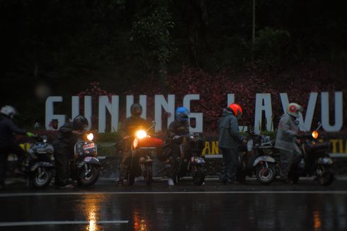 Mengendarai Skuter, Komunitas Ini Bagikan Ribuan Buku Anak