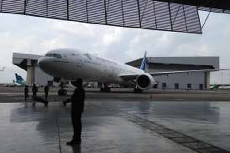 Tampak pesawat terbaru Garuda Indonesia, Airbus A330-300 dan Boeing 777-300ER yang diresmikan di Hangar 4 GMF-Aeroasia, Bandara Soekarno-Hatta, Tangerang, Senin (1/2/2016). 











