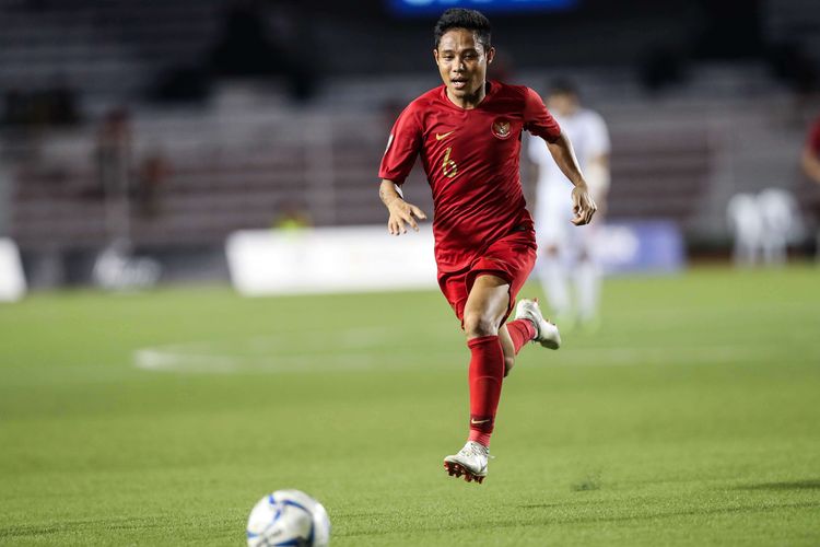 Pemain Timnas U-23 Indonesia Evan Dimas beraksi saat melawan pemain Timnas Myanmar dalam pertandingan Semifinal SEA Games 2019 di Stadion Rizal Memorial, Manila, Filipina, Sabtu (7/12/2019). Timnas Indonesia menang 4-2 dari Myanmar.