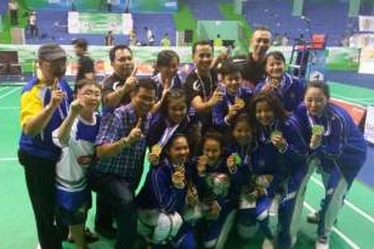 Tim putri Jawa Barat merayakan medali emas setelah mengalahkan Jawa Tengah pada final di GOR Bima, Jumat (23/9/2016).