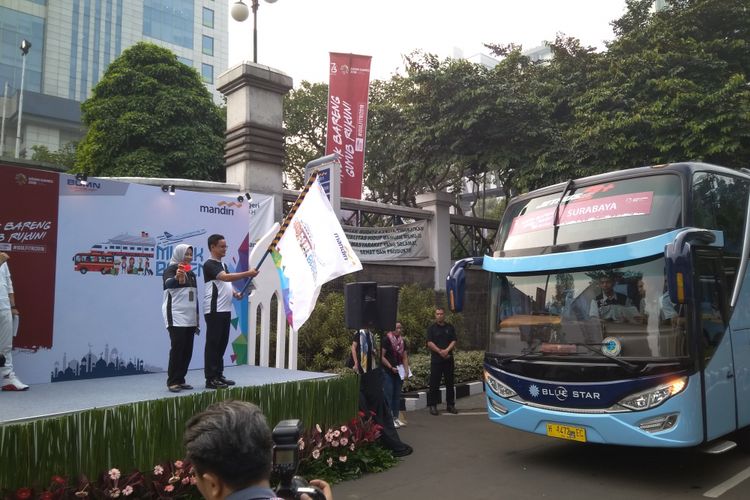 Direktur Manajemen Risiko Bank Mandiri A Siddik Badruddin melakukan pelepasan peserta mudik gratis di Plaza Mandiri, Kamis (7/6/2018).