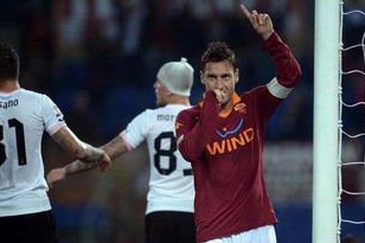 Kapten AS Roma, Francesco Totti, merayakan golnya ke gawang Palermo dalam lanjutan Serie-A, Minggu (4/11/2012). 