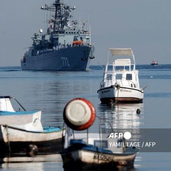 Kapal patroli Rusia Neustrahimiy tiba di pelabuhan Havana pada 27 Juli 2024, sebagai bagian dari armada yang terdiri dari kapal pelatihan Smolniy dan kapal tanker minyak lepas pantai Yelnya. Armada Rusia akan tetap berada di pulau itu mulai 27-30 Juli. 