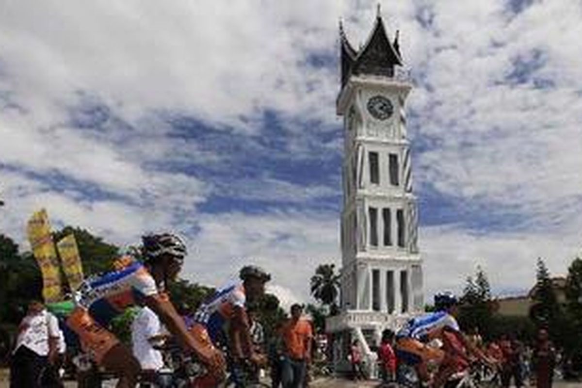 Pebalap sepeda Tour de Singkarak 2011 lewat di depan Jam Gadang usai menjajal etape III dari Pariaman menuju Bukit Tinggi, Sumatera Barat, Rabu (8/6/2011). Sebanyak 120 pebalap sepeda dari 17 negara mengikuti etape sepanjang 125,2 kilometer ini. Etape III dimenangkan oleh Golakhour Pourseyedi dari Azad University Iran dengan catatan waktu 3 jam 21 menit 40 detik. 