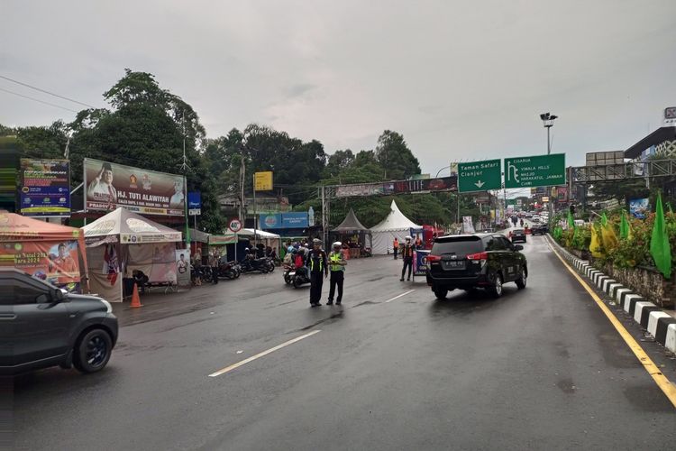 Petugas gabungan Lantas Polres Bogor dan Dishub memutar balik sejumlah kendaraan pelanggar aturan ganjil genap (gage) yang melintasi jalur wisata Puncak Bogor, Jawa Barat, Sabtu (30/12/2023) petang.