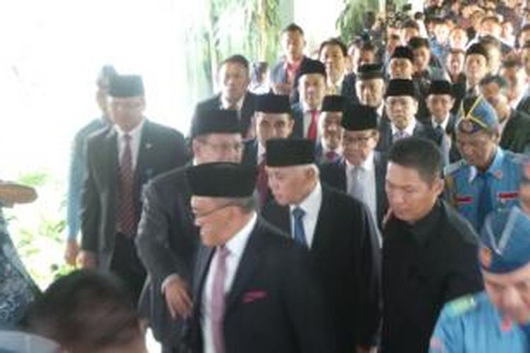 Para pimpinan partai Koalisi Merah Putih berjalan menuju ruangan pelantikan Jokowi-JK, Senin (20/10/2010).