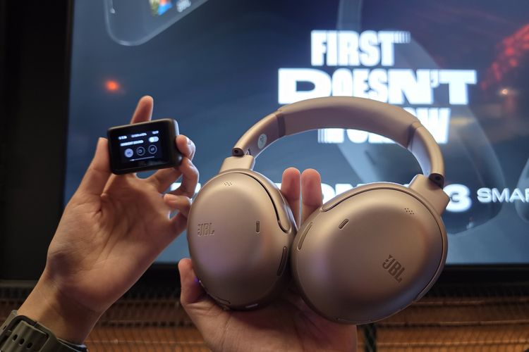 JBL Tour One M3 Smart Tx memiliki pemancar audio nirkabel (smart tx) untuk disambungkan ke sistem hiburan di pesawat atau perangkat lain melalui port USB-C atau jack 3.5mm.