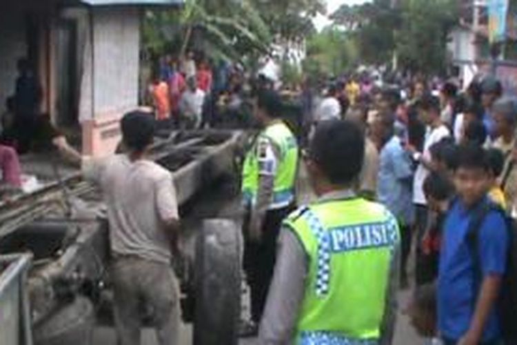 Bus menabrak rumah di kampung Krapyak, Kartasura, Minggu (1/2/2015). 