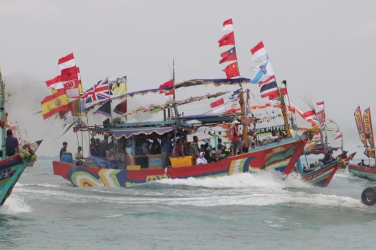 Sejumlah kapal nelayan saat proses pelarungan ancak berisi kepala kerbau dalam gelaran sedekah laut di perairan Kota Tegal, Jawa Tengah, Minggu (20/8/2022) (Istimewa)