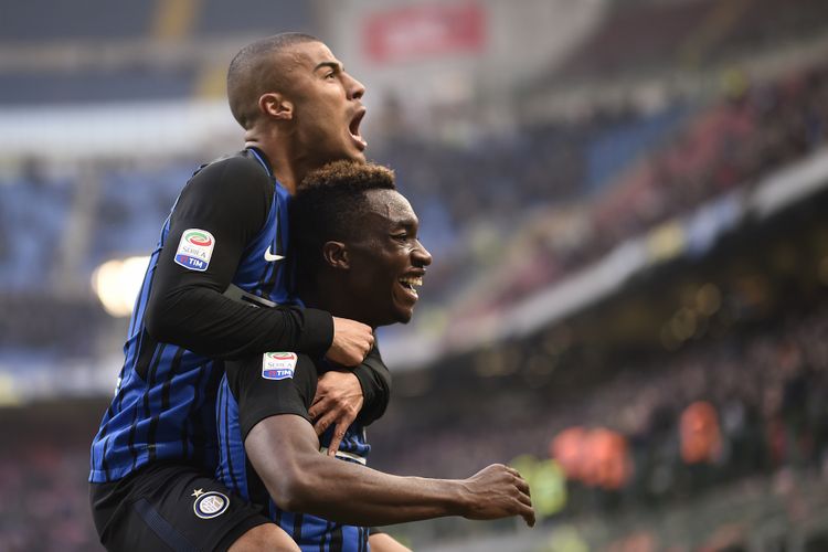 Yann Karamoh dan Rafinha Alcantara merayakan gol kemenangan Inter Milan atas Bologna pada pertandingan Serie A di Stadion Giuseppe Meazza, Minggu (11/2/2018). 