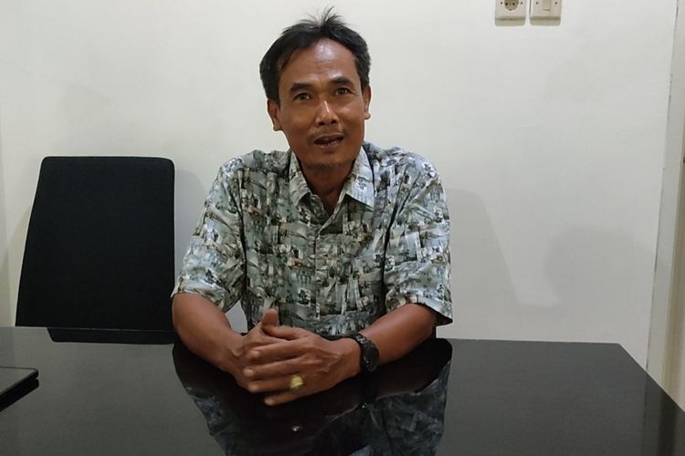 Ketua Asosiasi Petani Garam Seluruh Indonesia (APGASI) Kabupaten Cirebon, Mohamad Taufik, memberikan keterangan terkait banjir rob yang merendam 500 hektar tambak garam di beberapa daerah.