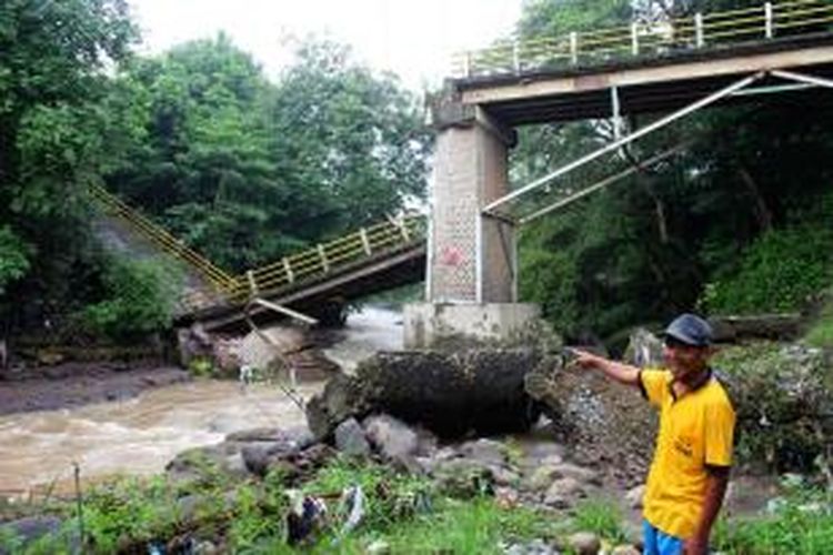 Jembatan sepanjang sekitar 50 meter ini patah dan ambruk, di Desa Kaligawe, Kecamatan Susukan Lebak, Kabupaten Cirebon, Jawa Barat, Kamis (12/1/2015). Seluruh aktifitas di dua kecamatan, di empat desa,terisolasi.