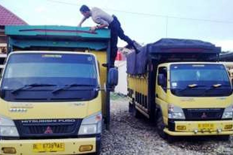 Polisi memeriksa truk berisi bawang merah ilegal di Mapolres Aceh Timur, Senin (12/12/2016)