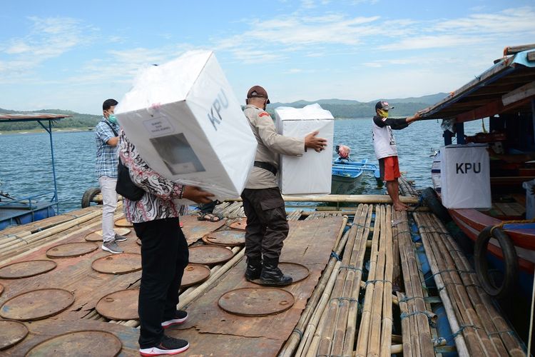 Petugas gabungan membawa kotak suara saat mendistribusikan logistik Pilkada Kabupaten Wonosobo di daerah terpencil Desa Kumejing, Wadaslintang, Wonosobo, Jateng, Selasa (8/12/2020). Pilkada serentak kabupaten Wonosobo hanya diikuti oleh satu pasang Cabup dan Cawabup yang diusung PDIP, Demokrat, PKB, Golkar, Hanura, PAN dan PKS melawan kotak kosong. ANTARA FOTO/Anis Efizudin/aww.