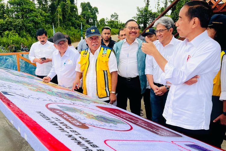 Presiden Joko Widodo saat meninjau Kawasan 1B, Ibu Kota Nusantara, Kabupaten Penajam Paser Utara, pada Jumat (24/2/2023). Jokowi menyebut training center timnas Indonesia akan dibangun di kawasan IKN.
