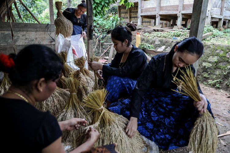Warga Baduy saat mengeringkan dan memilah hasil panen padi di Desa Kanekes, Kabupaten Lebak, Banten, Selasa (28/4/2020).