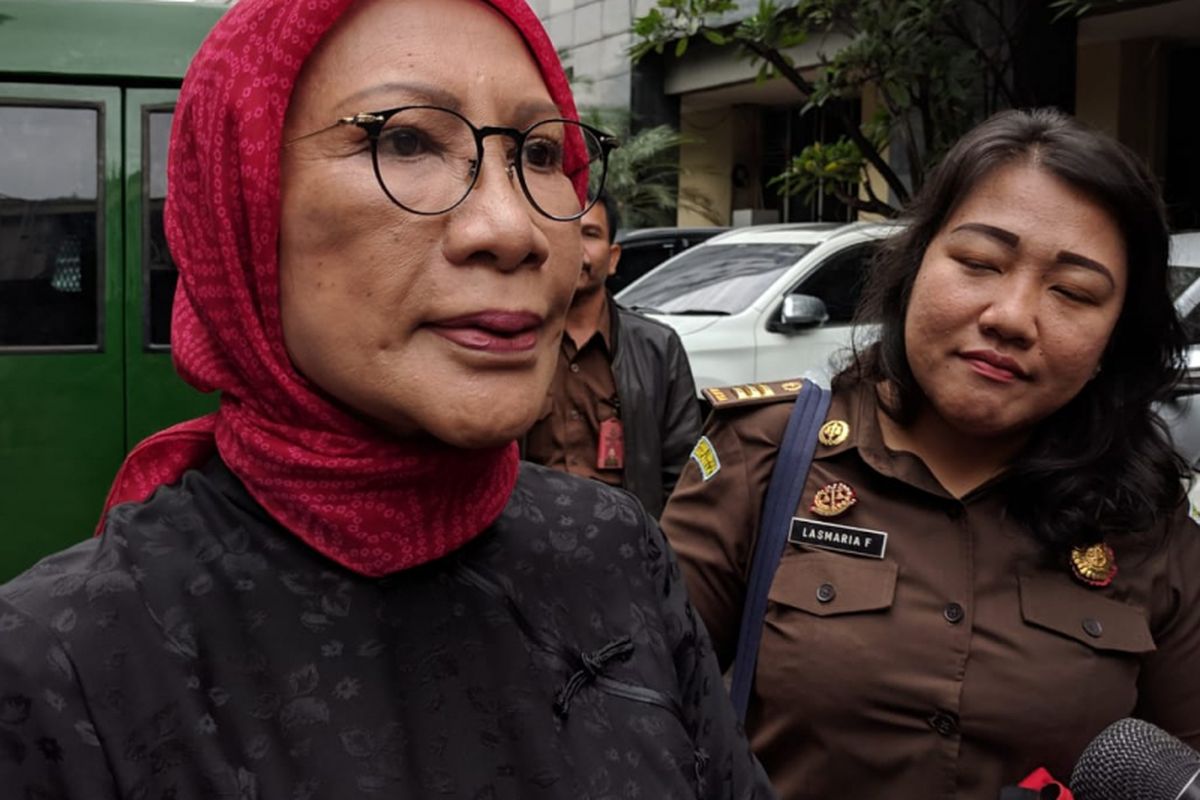 Terdakwa kasus penyebaran berita bohong atau hoaks Ratna Sarumpaet memberikan keterangan kepada wartawan di depan Rutan Mapolda Metro Jaya, Rabu (6/3/2019)