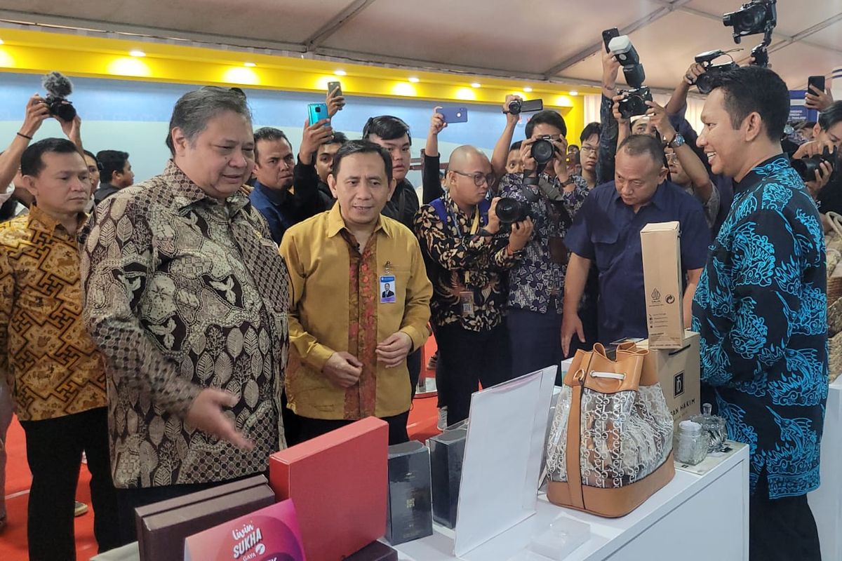 Kepala Perwakilan Bank Indonesia (BI) Provinsi Kepri Suryono memberikan penjelasan terkait prosuk-produk yang dipamerkan oleh UMKM Kepri binaan BI Kepri kepada Menteri Koordinator Bidang Perekonomian RI Airlangga Hartarto, Jumat (29/9/2023). 