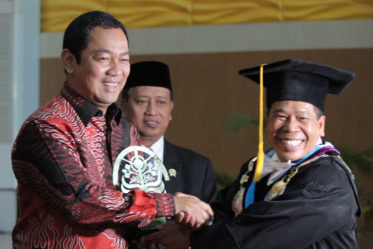 Wali Kota Semarang, Hendrar Prihadi, menerima penghargaan Upakarti Prabaswara Mandala dari Rektor Universitas Negeri Semarang, Fathur Rokhman dalam Upacara Dies Natalis UNNES ke-53 di Auditorium Gedung Prof Wuryanto, Sekaran, Gunungpati, Kota Semarang, Kamis (29/3/2018).