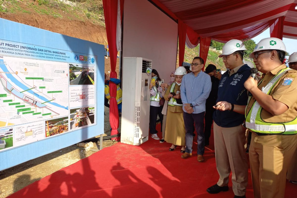 Gubernur DKI Jakarta Anies Baswedan mengakui menjalani komunikasi dengan orang-orang di sejumlah partai politik (parpol) untuk pencalonan presiden 2024. Hal itu diungkapkan Anies saat meninjau proyek saringan sampah di bantaran Kali Ciliwung segmen TB Simatupang, Jagakarsa, Jakarta Selatan, Senin (26/9/2022).