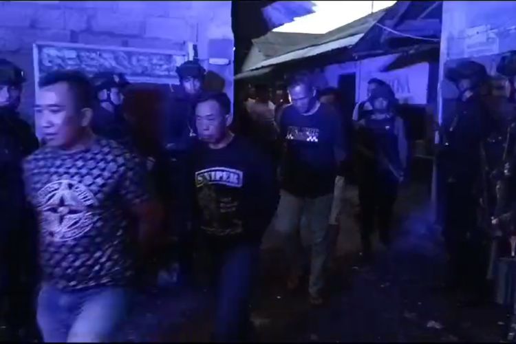 Empat dari 25 orang pelaku penyerangan Kantor Satpol PP Denpasar saat ditangkap polisi di lokalisasi Jalan Danau Tempe, Kota Denpasar, Bali, pada Minggu (26/11/2023). /Dok. Humas Polresta Denpasar 