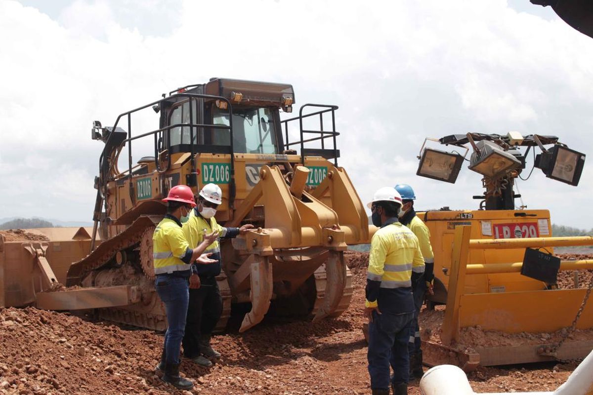 Pekerja PT Merdeka Copper Gold, Tbk dalam lokasi pertambangan. 