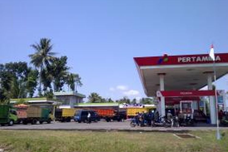 Antrian truk dan mobil dalam pembelian BBM solar bersubsidi yang mengalami kelangkaan di salah satu SPBU di Kabupaten Malang, Senin (25/8/2014).