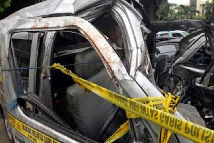 Bangkai mobil Daihatsu Gran Max B 1349 TFN yang terlibat kecelakaan dengan Mitsubishi Lancer B 80 SAL yang dikemudikan oleh putra bungsu musisi Ahmad Dani, Abdul Qodir Jaelani di tol Jagorawi Km 8 terparkir di Satlantas Wilayah Jakarta Timur, Minggu (8/9/2013).