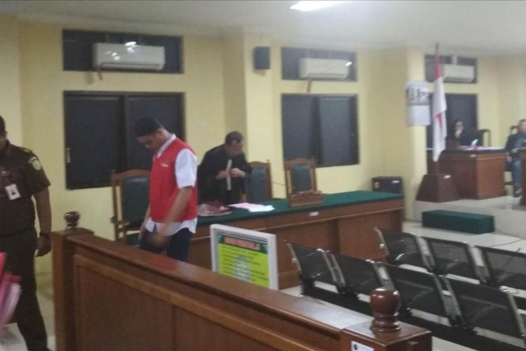 Terdakwa kasus pembunuhan taruna tingkat 1 Akademi Teknik Keselamatan Penerbangan (ATKP) Makassar, Muhammad Rusdi saat keluar dari ruang sidang usai membacakan pleidoinya di Pengadilan Negeri Makassar, Rabu (7/8/2019).