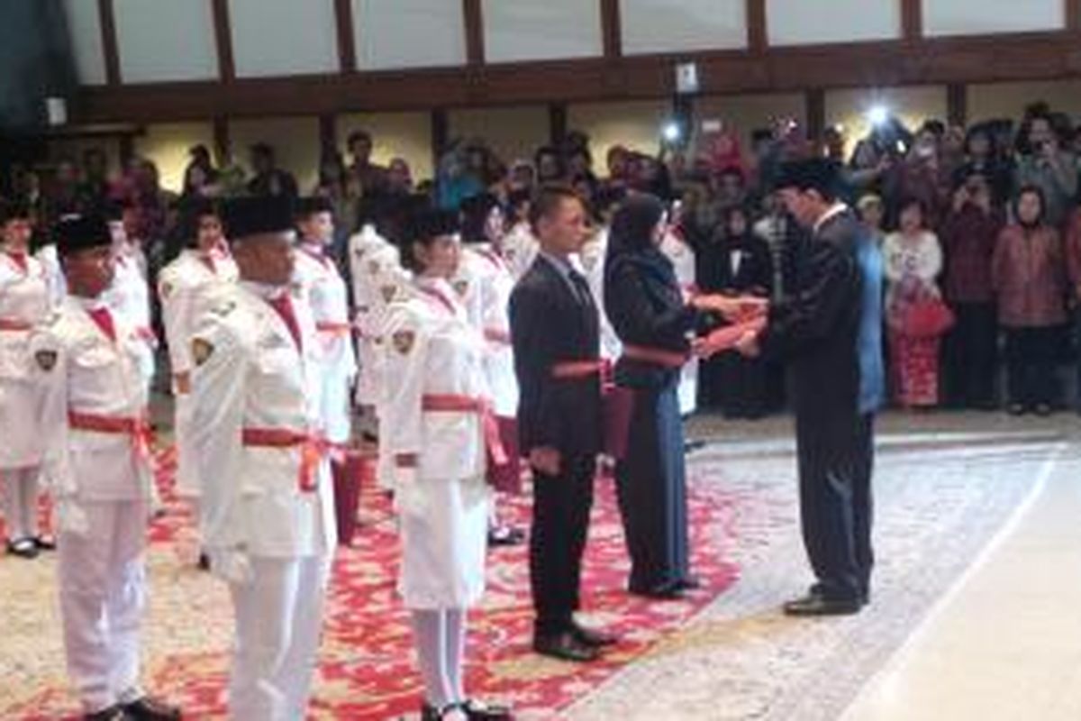 Gubernur DKI Jakarta Basuki Tjahaja Purnama mengukuhkan 54 anggota Paskibraka DKI Jakarta, di Balai Kota, Jumat (14/8/2015). 