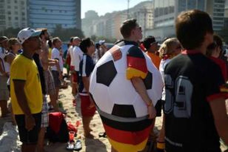 Suporter menonton jalannya pertandingan Jerman melawan Portugal di layar lebar di Pantai Copacabana di Rio de Janeiro, 16 Juni 2014.