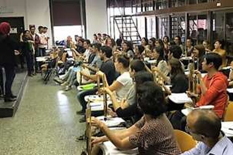 Hari pertama masa perkuliahan semester baru bagi mahasiswa jurusan Musikologi di Universitas La Sapienza, Roma, diawali dengan seminar tentang angklung. 