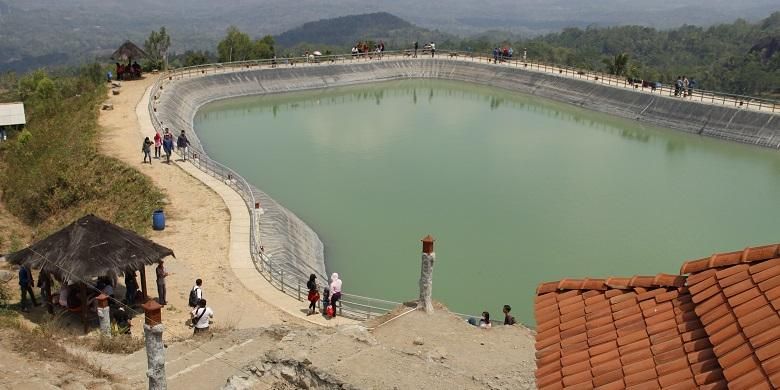 Obyek wisata Embung Nglanggeran di Desa Nggalenggeran, Patuk, Gunung Kidul, Yogyakarta, Minggu (23/8/2015). Wisatawan dapat melihat pemandangan gunung-gunung api purba dan hamparan perkebunan buah dari Embung Nglanggeran.