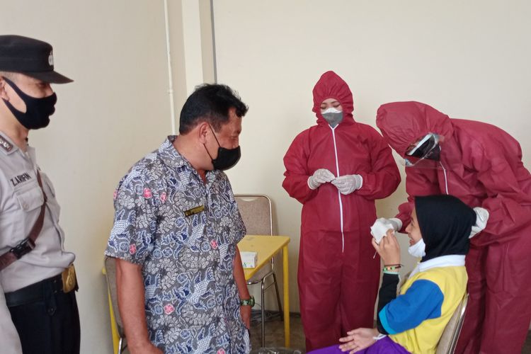 Sebanyak 30 pegawai di Malang Night Paradise dilakukan tes swab antigen oleh Dinkes Kota Malang pada Rabu (9/2/2022).