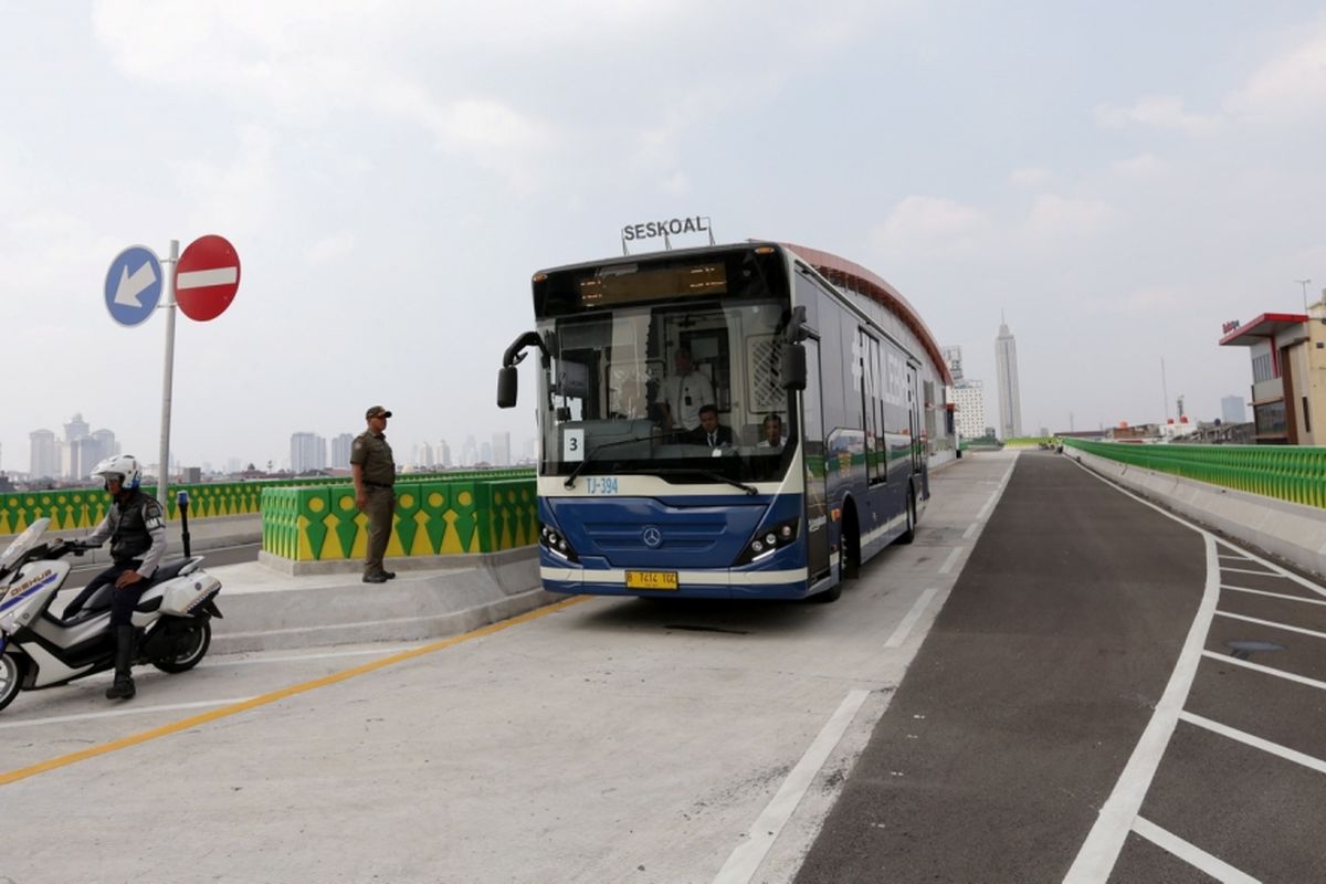  Uji coba pengoperasian layanan bus transjakarta koridor 13 (Tendean-Ciledug), Jakarta, Senin (15/5/2017). Jalur transjakarta sepanjang 9,3 kilometer ini akan dilengkapi 12 halte dan direncanakan beroperasi mulai Juni 2017. 