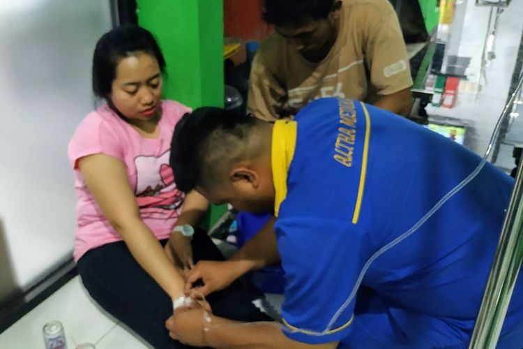 Salah seorang buruh mendapatkan penanganan tim medis di RS Altha Medika, Parungkuda, Sukabumi, Jawa Barat, Selasa (10/9/2019).