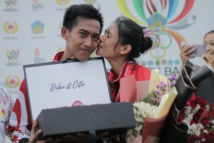 Prosesi lamaran yang dilangsungkan atlet pasangan kekasih Putu Ardika Andriawan (31) dan Ni Ketut Cita (31), Kamis (24/11/2022) sore di GOR Mayor Metra, Kota Singaraja.