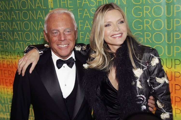 Desainer Giorgio Armani berpose dengan aktris Michelle Pfeiffer saat menghadiri 21st Annual Night of Stars oleh The Fashion GroupInternational di New York City, Amerika Serikat, pada Kamis (28/10/2004). Giorgio Armani meninggal dunia di usia 91 tahun pada Kamis (4/9/2025).
